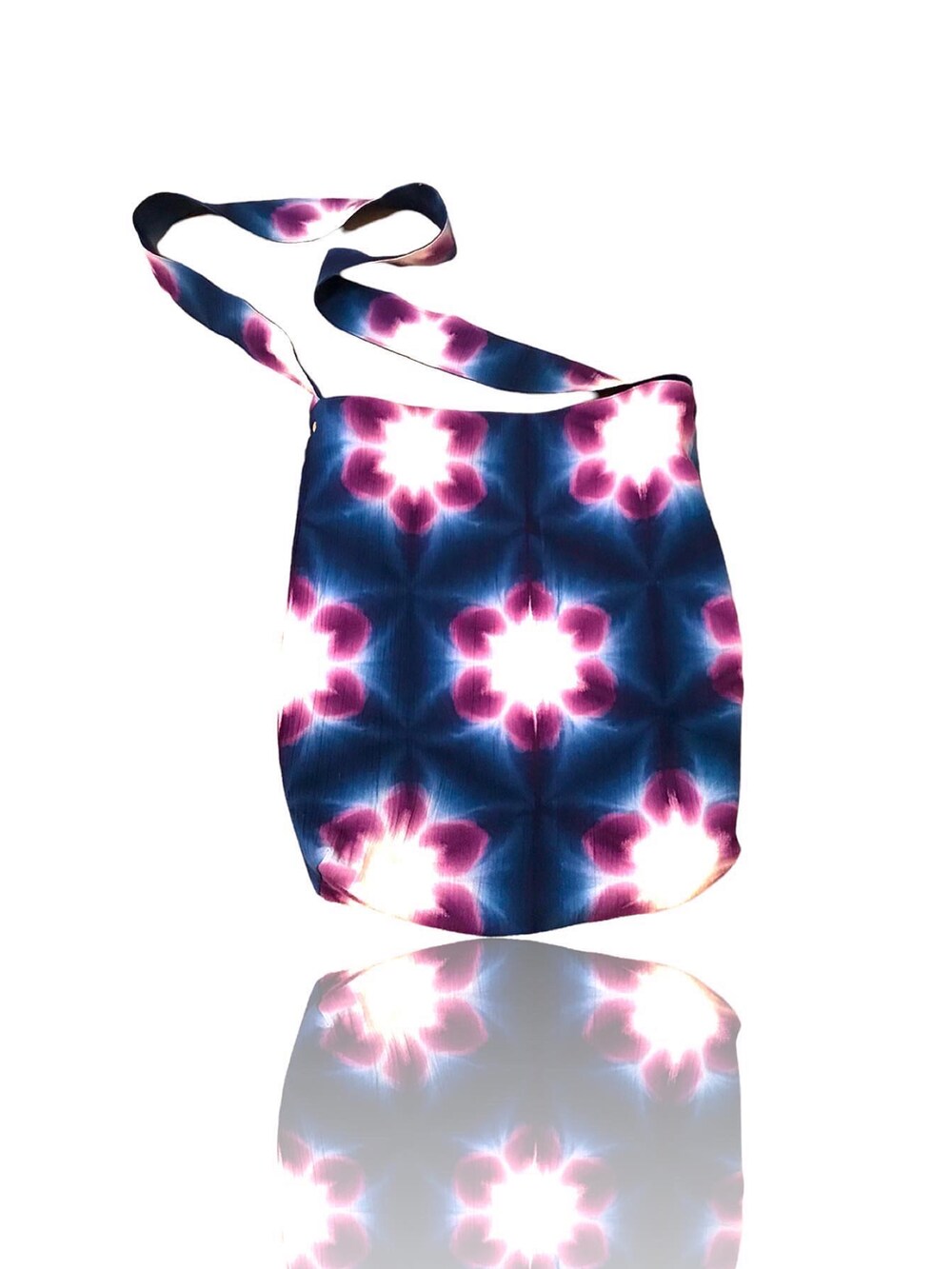 レッド系のカーディガン/ボレロ、ブルー系のショルダーバッグ、ブルー系のチュニックを着用したレディースの秋コーディネートの3枚目の写真