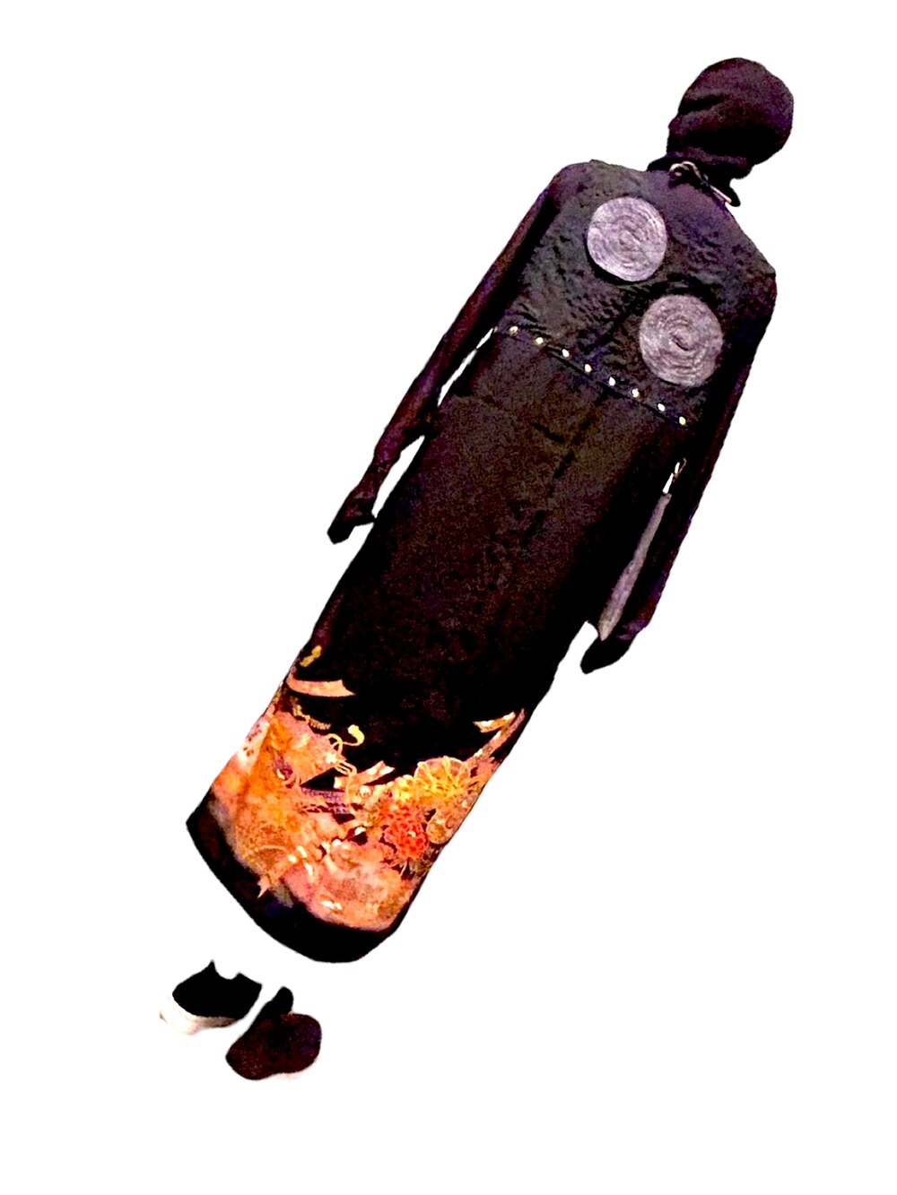 ブラック系のジャンパースカートを着用したレディースの秋コーディネートの2枚目の写真