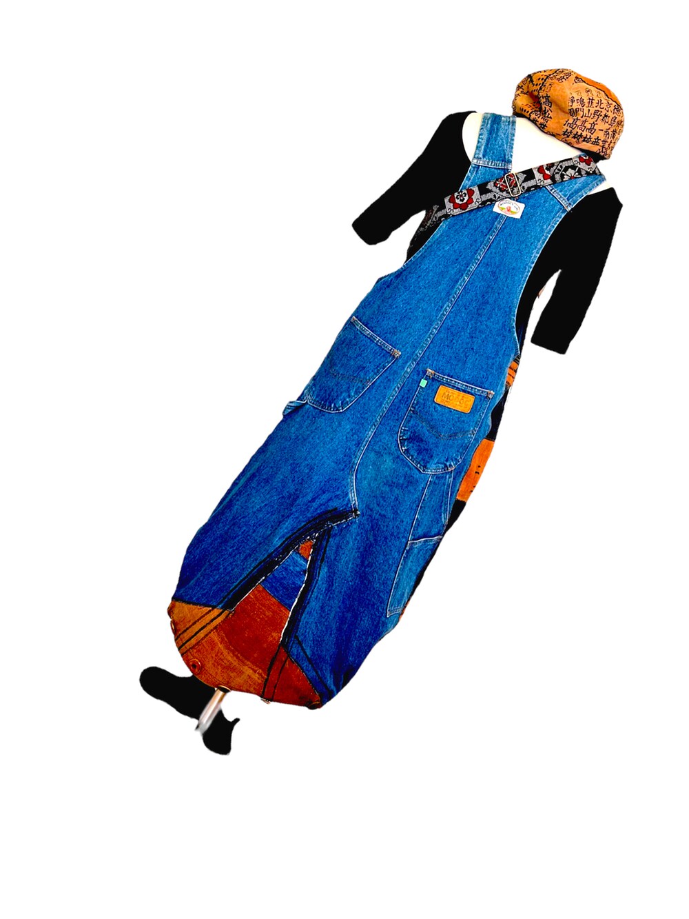 ブルー系のサロペット/オーバーオール、ブラウン系のボディバッグ/ウエストポーチを着用したレディースの夏コーディネートの3枚目の写真