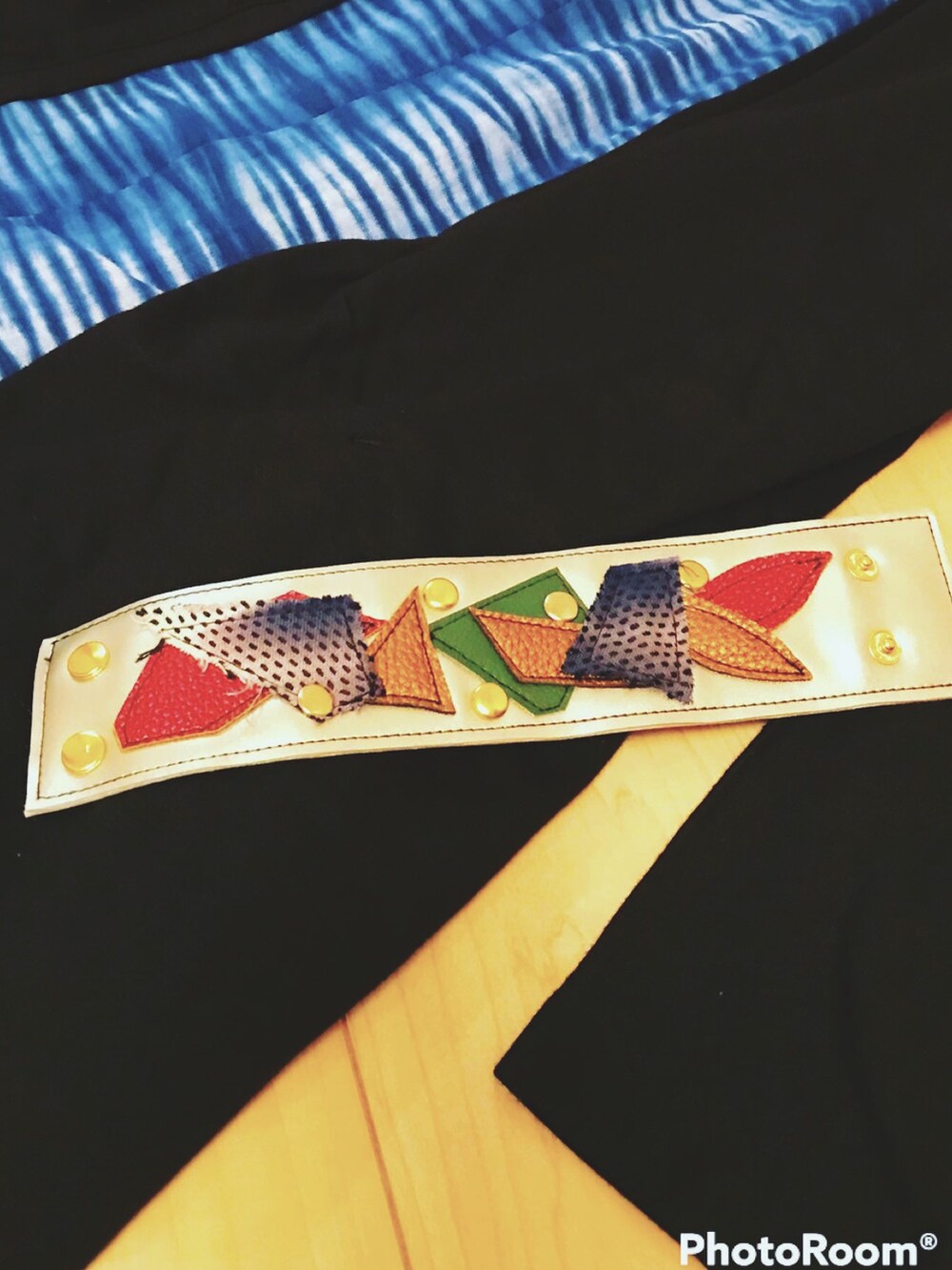 ブルー系のチュニック、ブルー系のハンドバッグ、ブルー系のその他パンツを着用したレディースの夏コーディネートの3枚目の写真