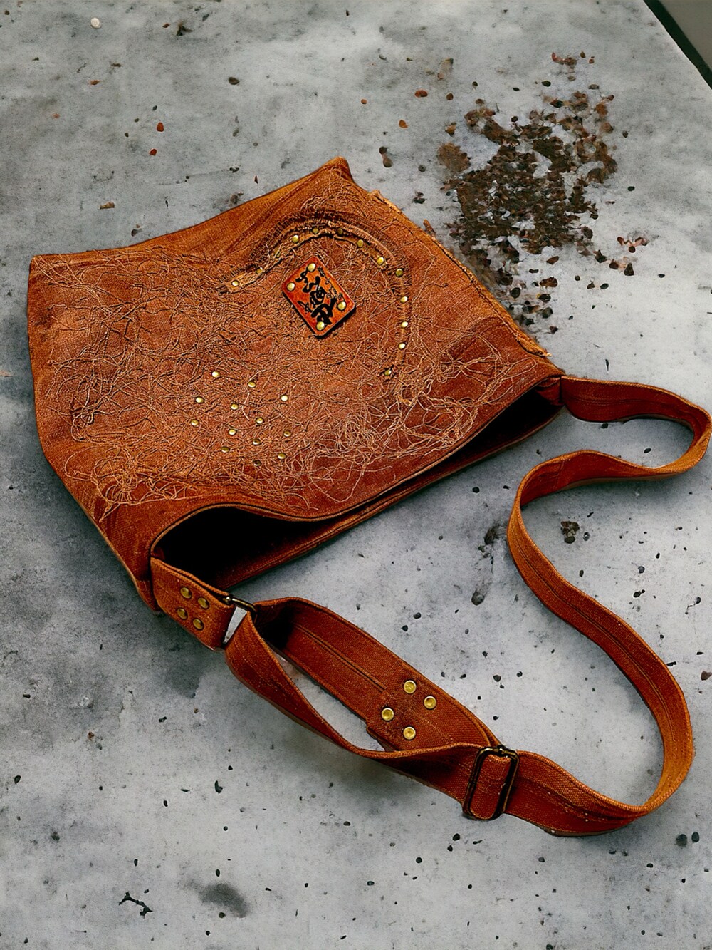 ブラウン系のショルダーバッグを着用したレディースの春コーディネートの2枚目の写真