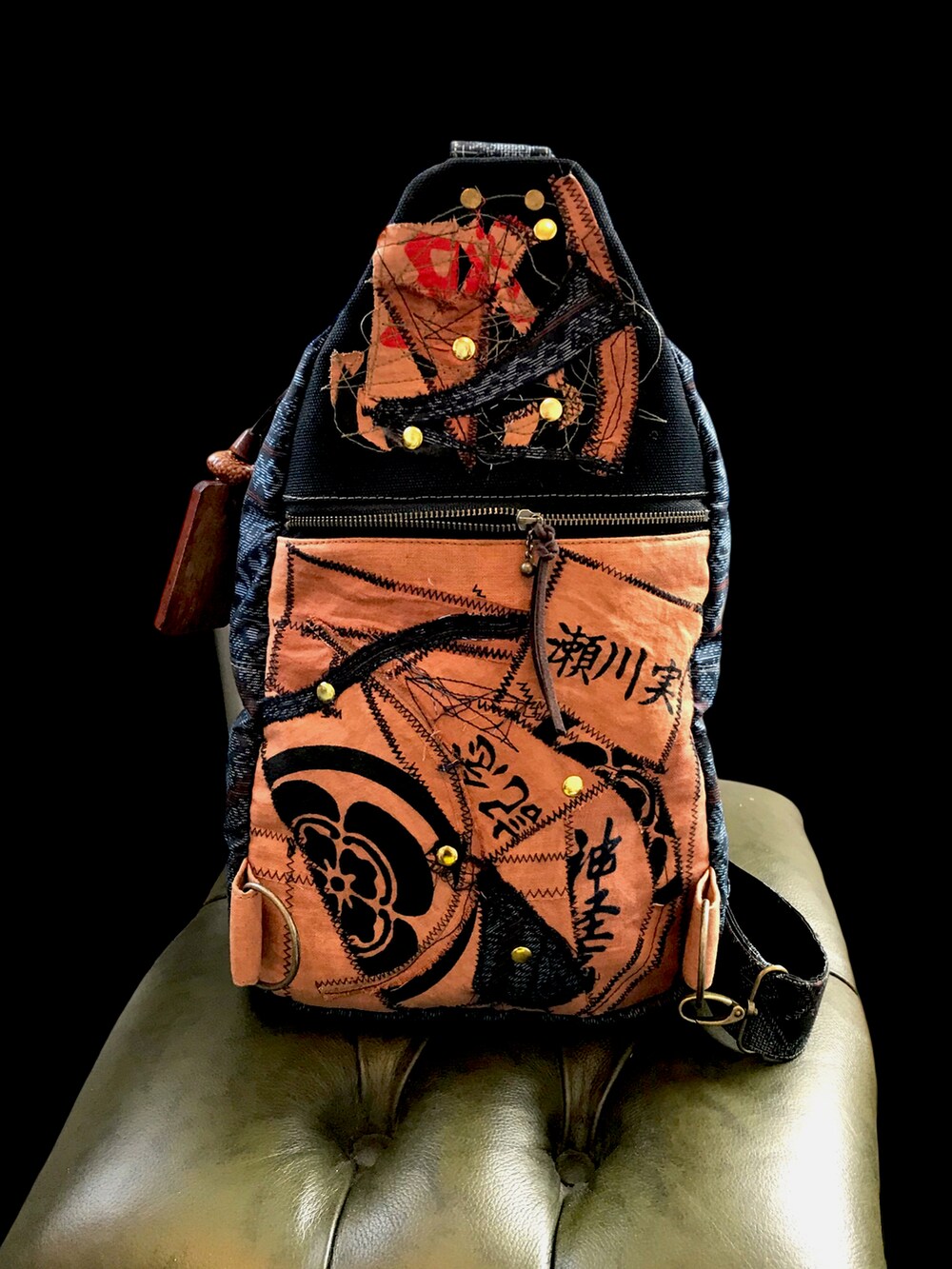 ブラウン系のボディバッグ/ウエストポーチを着用したレディースの夏コーディネートの2枚目の写真