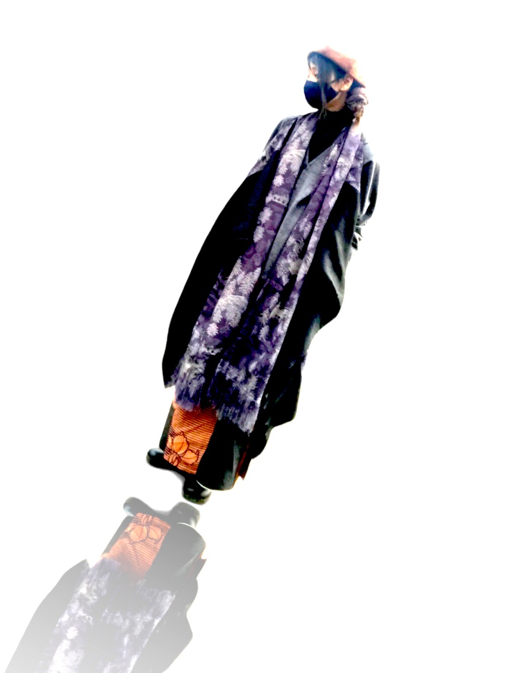 ブラック系のその他アウターを着用したレディースの冬コーディネートの2枚目の写真