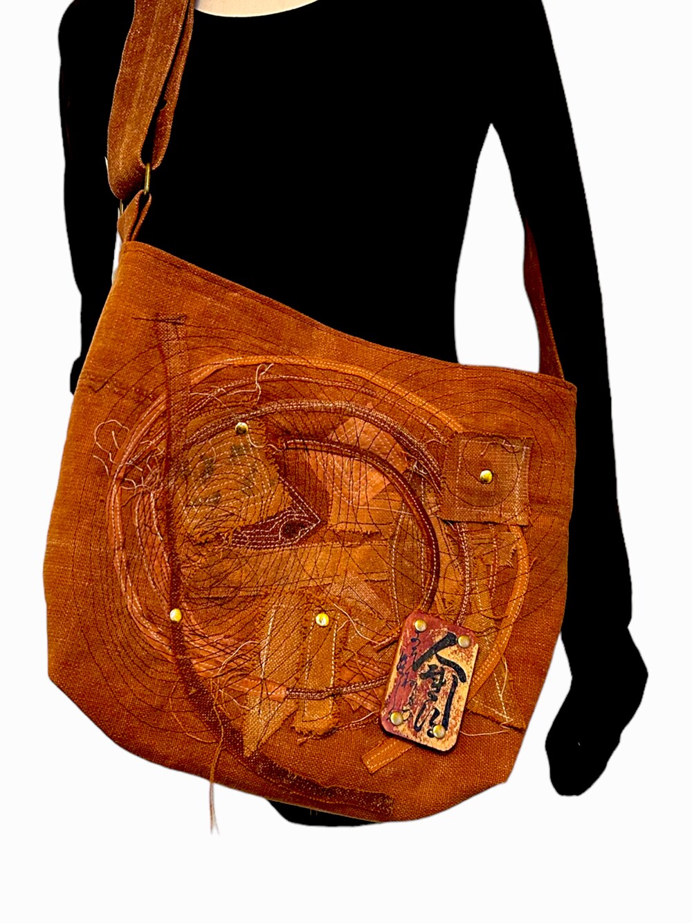 ブラウン系のショルダーバッグを着用したレディースの秋コーディネートの3枚目の写真