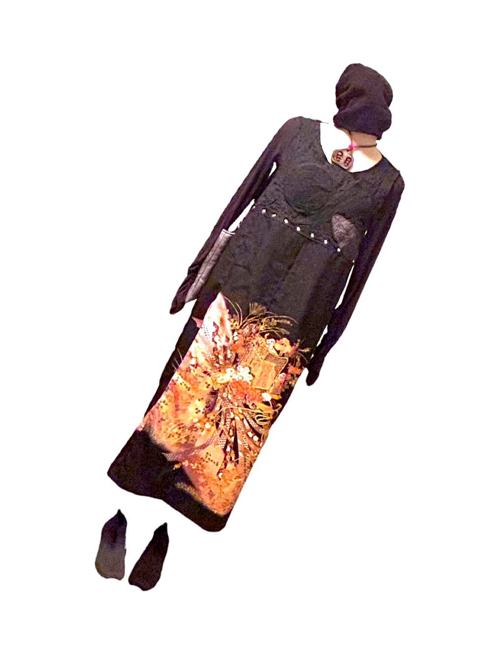 ブラック系のジャンパースカートを着用したレディースの秋コーディネートの3枚目の写真