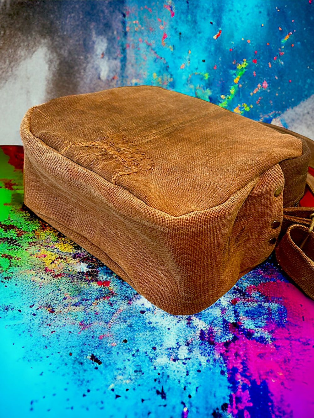 ブラウン系のショルダーバッグを着用したレディースの春コーディネートの2枚目の写真