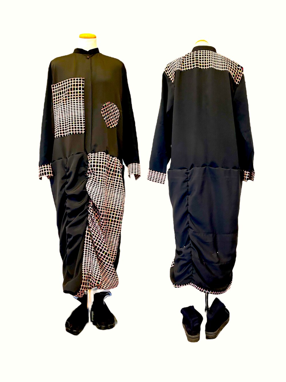 ブラック系のワンピースを着用したレディースの秋コーディネートの2枚目の写真