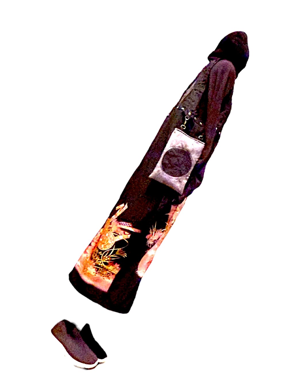 ブラック系のジャンパースカートを着用したレディースの秋コーディネートの4枚目の写真