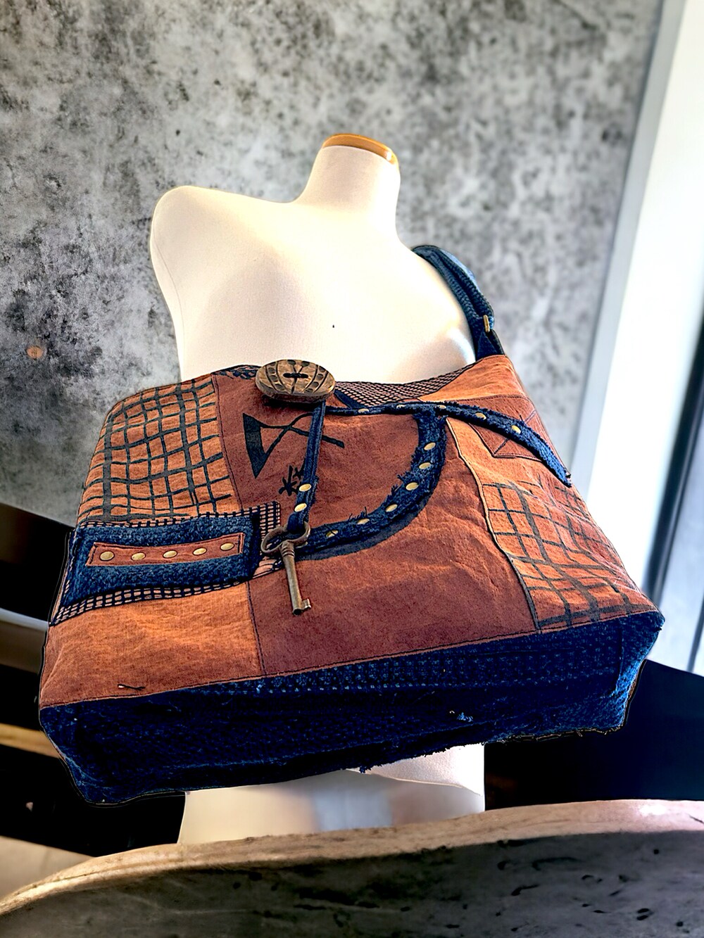 ブラウン系のショルダーバッグを着用したレディースの冬コーディネートの3枚目の写真