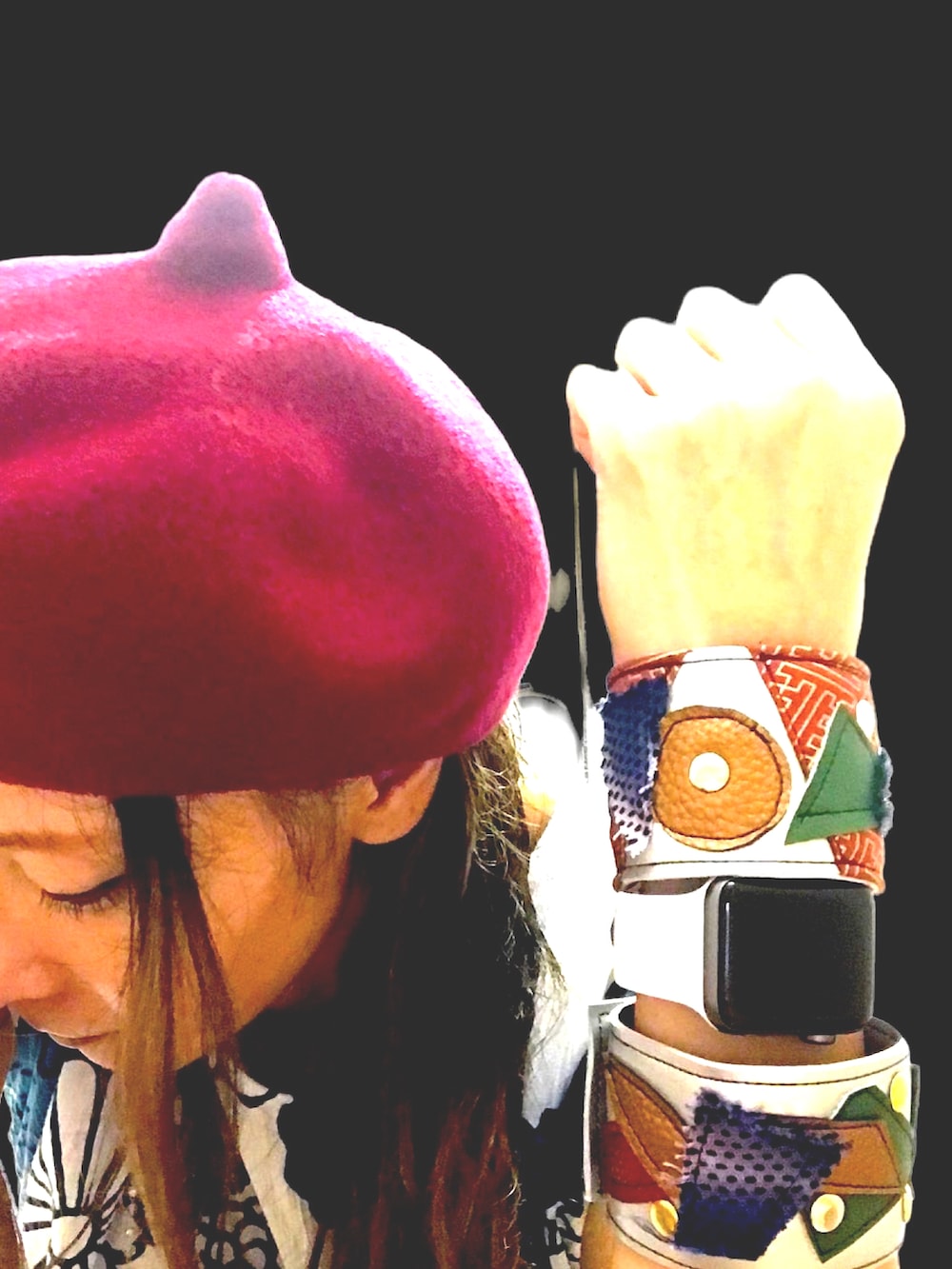 ブルー系のチュニック、レッド系のハンチング/ベレー帽、その他のブレスレットを着用したレディースの夏コーディネートの3枚目の写真