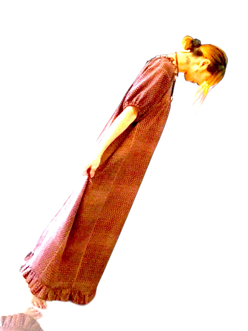 ブラウン系のワンピースを着用したレディースの夏コーディネートの2枚目の写真