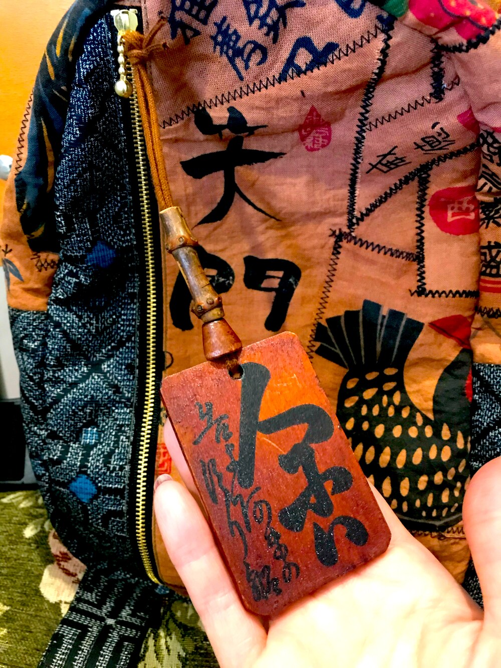 ブラウン系のボディバッグ/ウエストポーチを着用したレディースの夏コーディネートの3枚目の写真