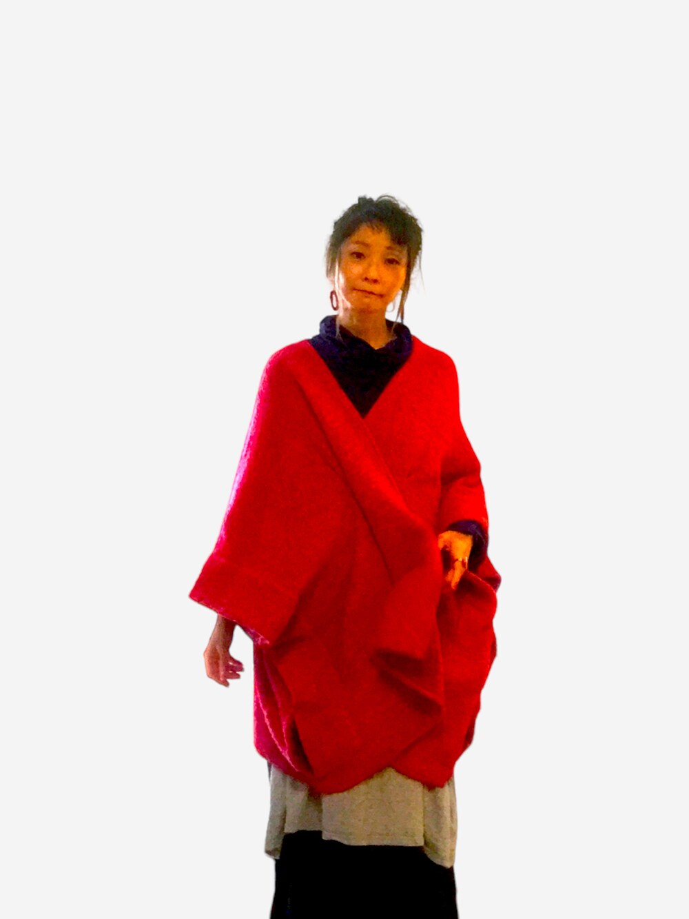 レッド系のジャケット/アウター、ブルー系のチュニック、ブルー系のその他パンツを着用したレディースの秋コーディネートの3枚目の写真