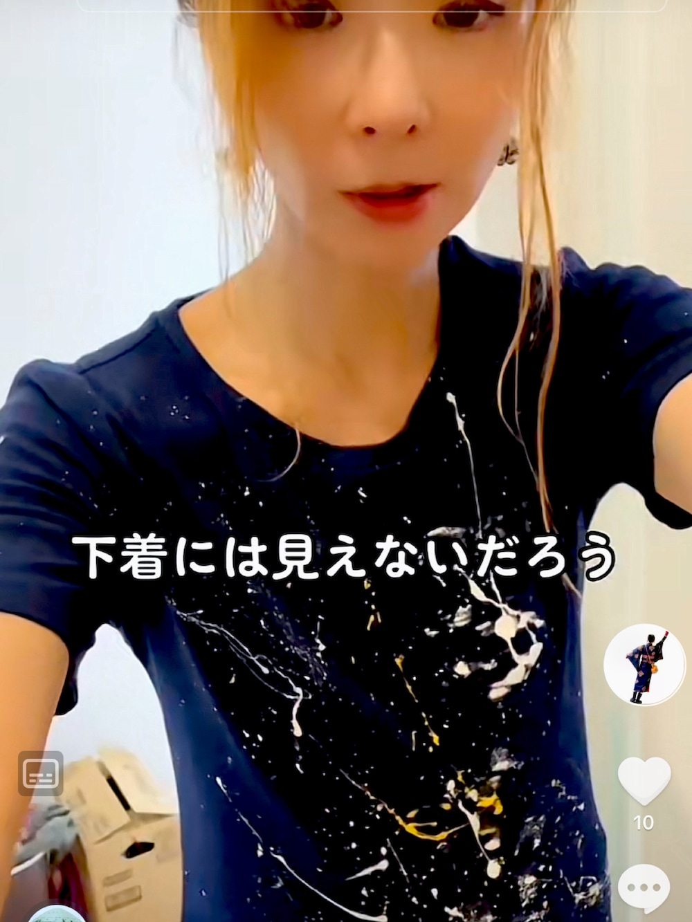 グレー系のデニムパンツ、ブラック系のTシャツ/カットソーを着用したレディースの夏コーディネートの2枚目の写真