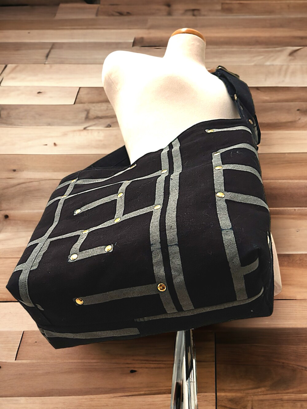 ブラック系のショルダーバッグを着用したレディースの冬コーディネートの3枚目の写真