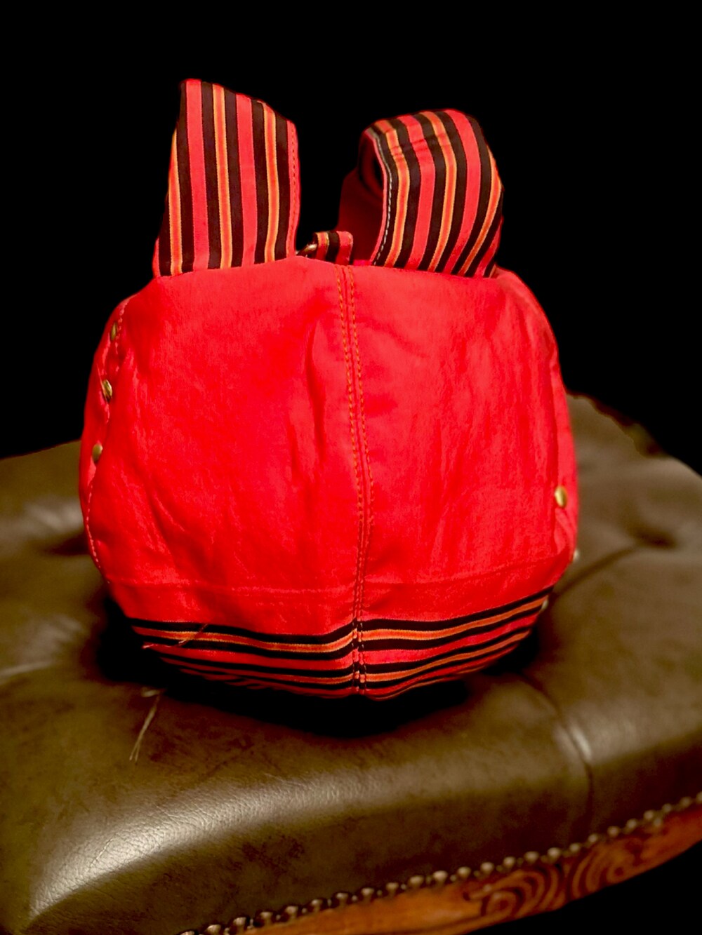 レッド系のバッグを着用したレディースの夏コーディネートの2枚目の写真