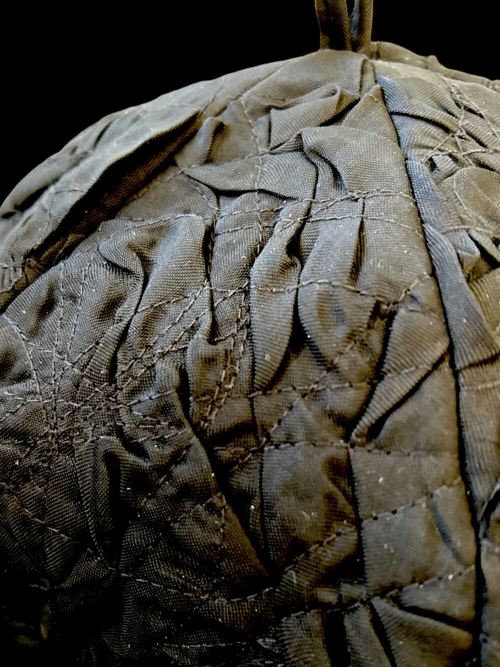 ブラック系のハンチング/ベレー帽を着用したレディースの秋コーディネートの3枚目の写真