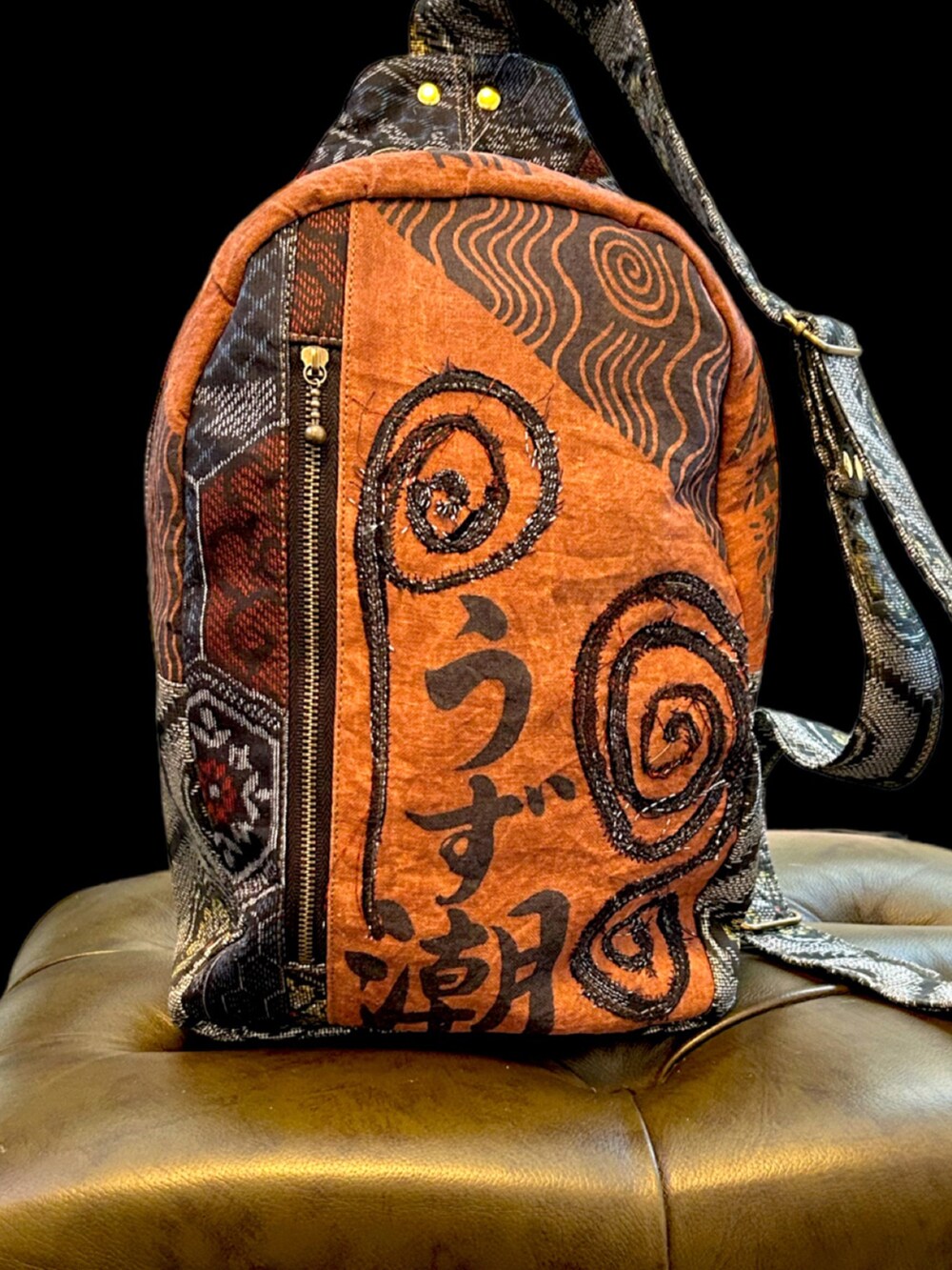 ブラウン系のボディバッグ/ウエストポーチを着用したレディースの夏コーディネートの2枚目の写真