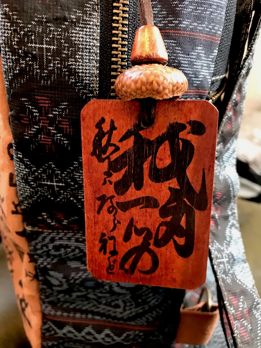 ブラウン系のボディバッグ/ウエストポーチを着用したレディースの夏コーディネートの3枚目の写真