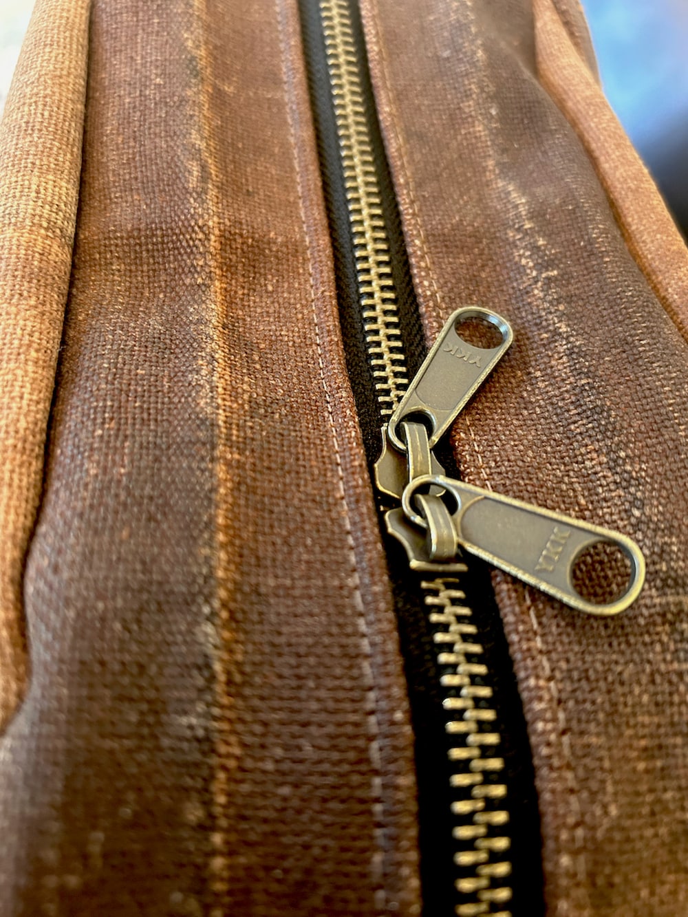 ブラウン系のショルダーバッグを着用したレディースの春コーディネートの4枚目の写真