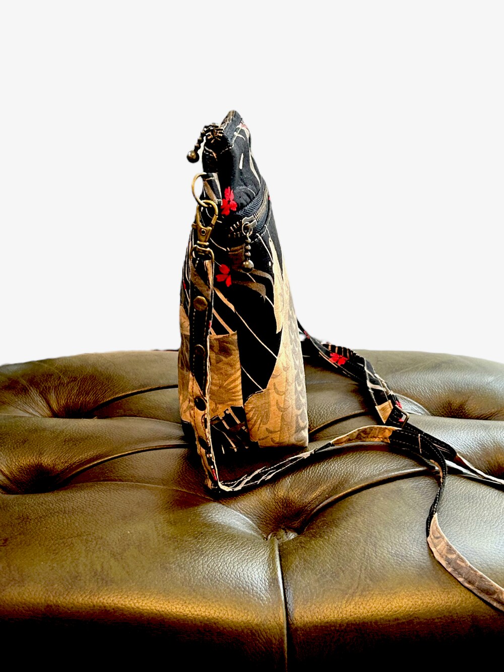 ブラック系のボディバッグ/ウエストポーチを着用したレディースの夏コーディネートの3枚目の写真