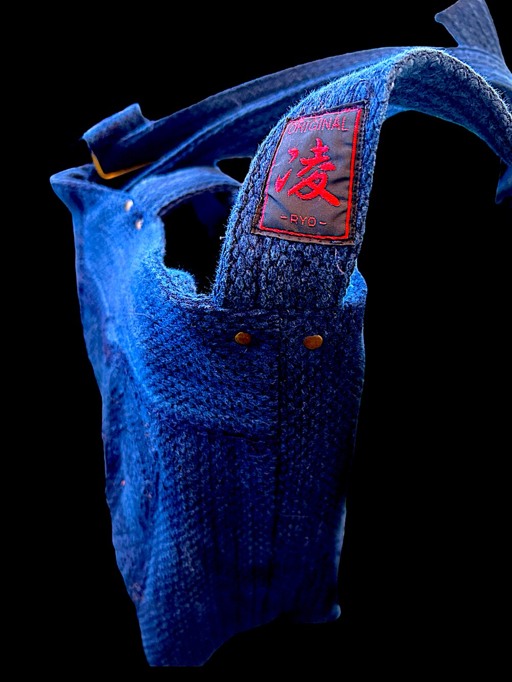 ブルー系のショルダーバッグを着用したレディースの冬コーディネートの4枚目の写真