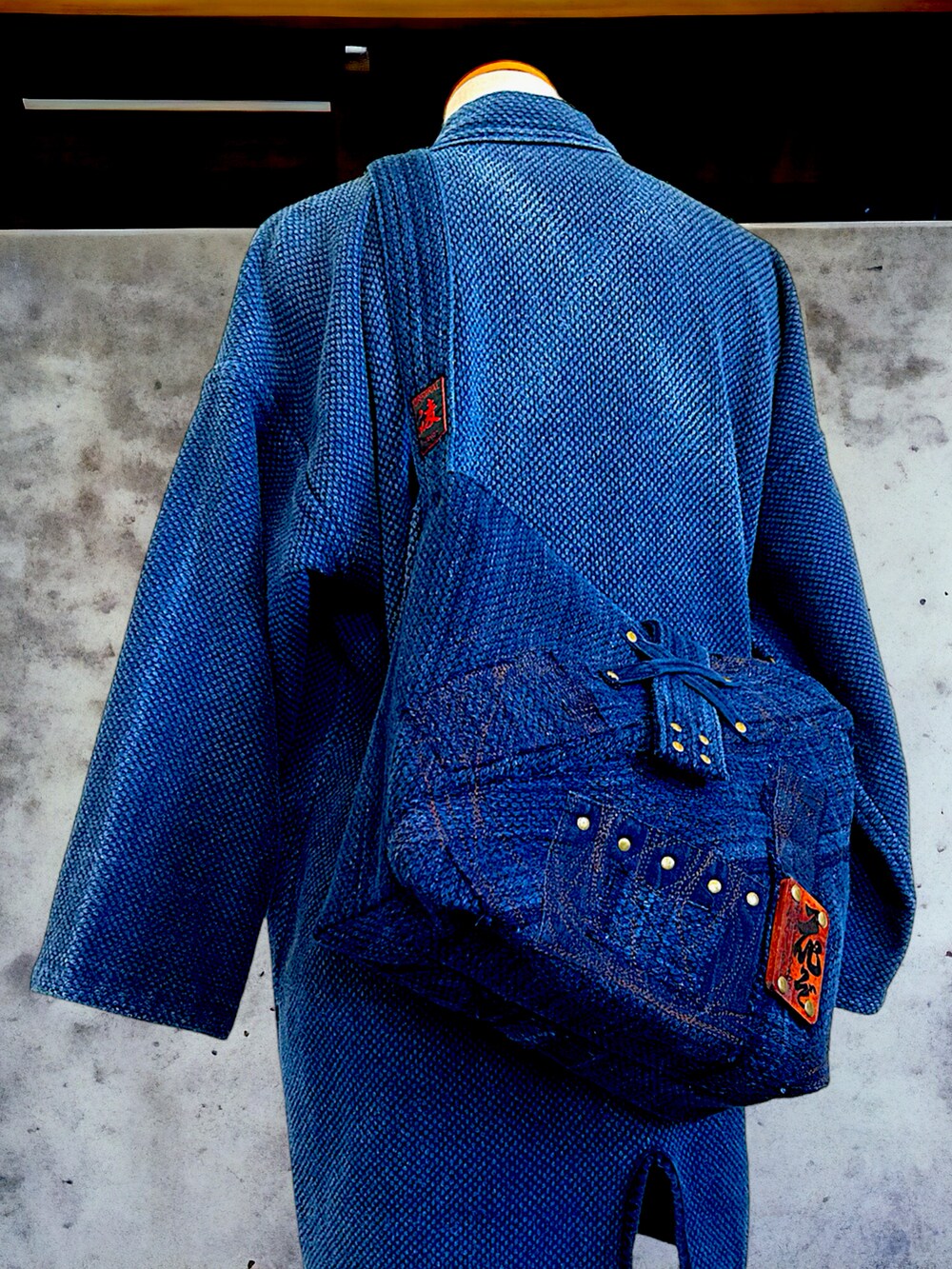 ブルー系のショルダーバッグを着用したレディースの冬コーディネートの2枚目の写真