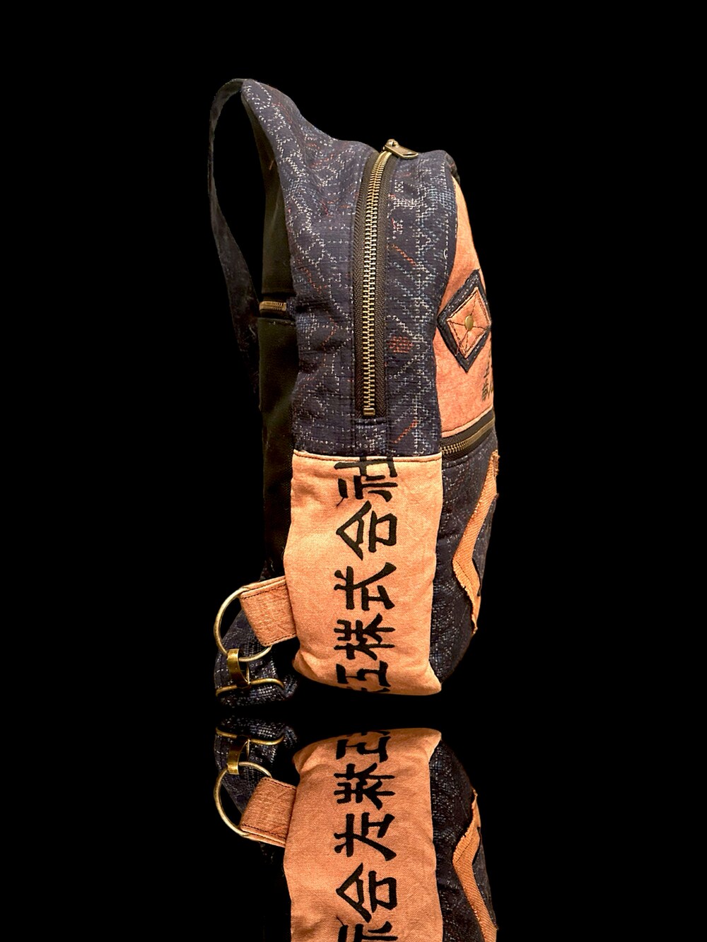 ブラウン系のボディバッグ/ウエストポーチを着用したレディースの冬コーディネートの2枚目の写真