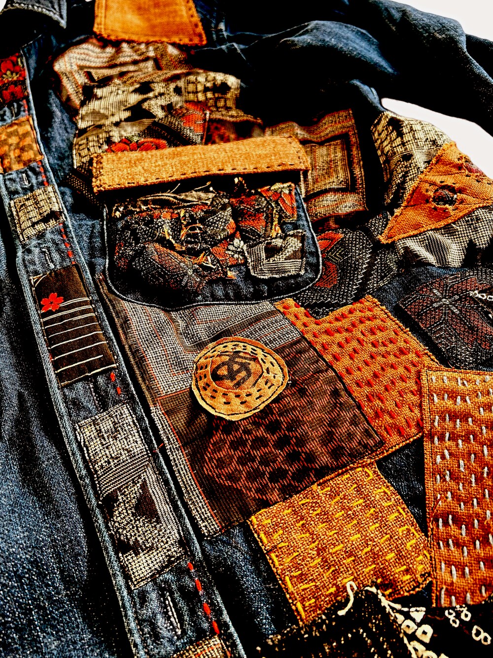 ブルー系のその他アウターを着用したレディースの秋コーディネートの2枚目の写真