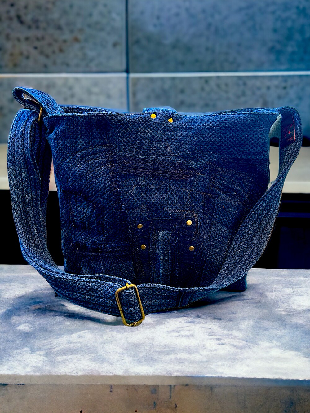 ブルー系のショルダーバッグを着用したレディースの冬コーディネートの3枚目の写真