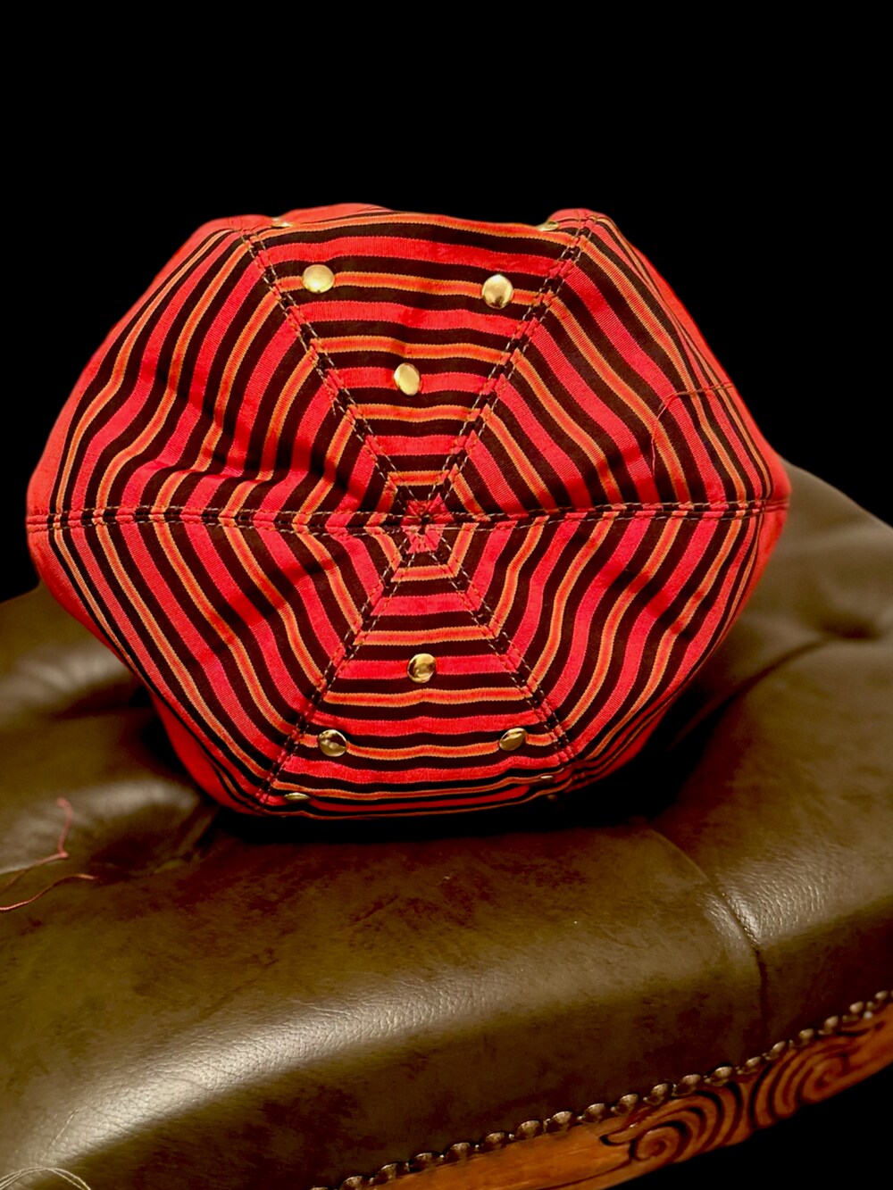 レッド系のバッグを着用したレディースの夏コーディネートの3枚目の写真