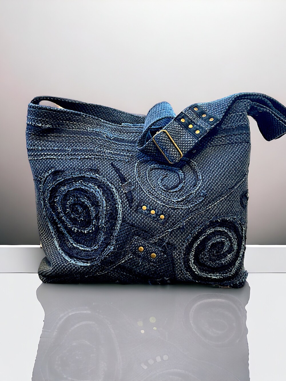 ブルー系のショルダーバッグを着用したレディースの冬コーディネートの2枚目の写真