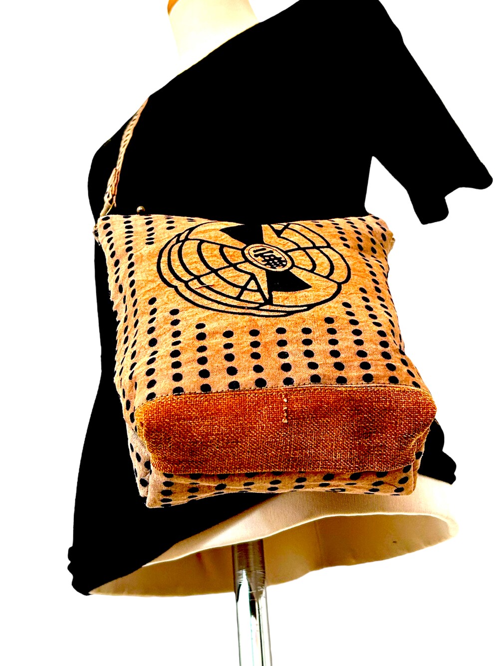 ブラウン系のボディバッグ/ウエストポーチを着用したレディースの夏コーディネートの2枚目の写真