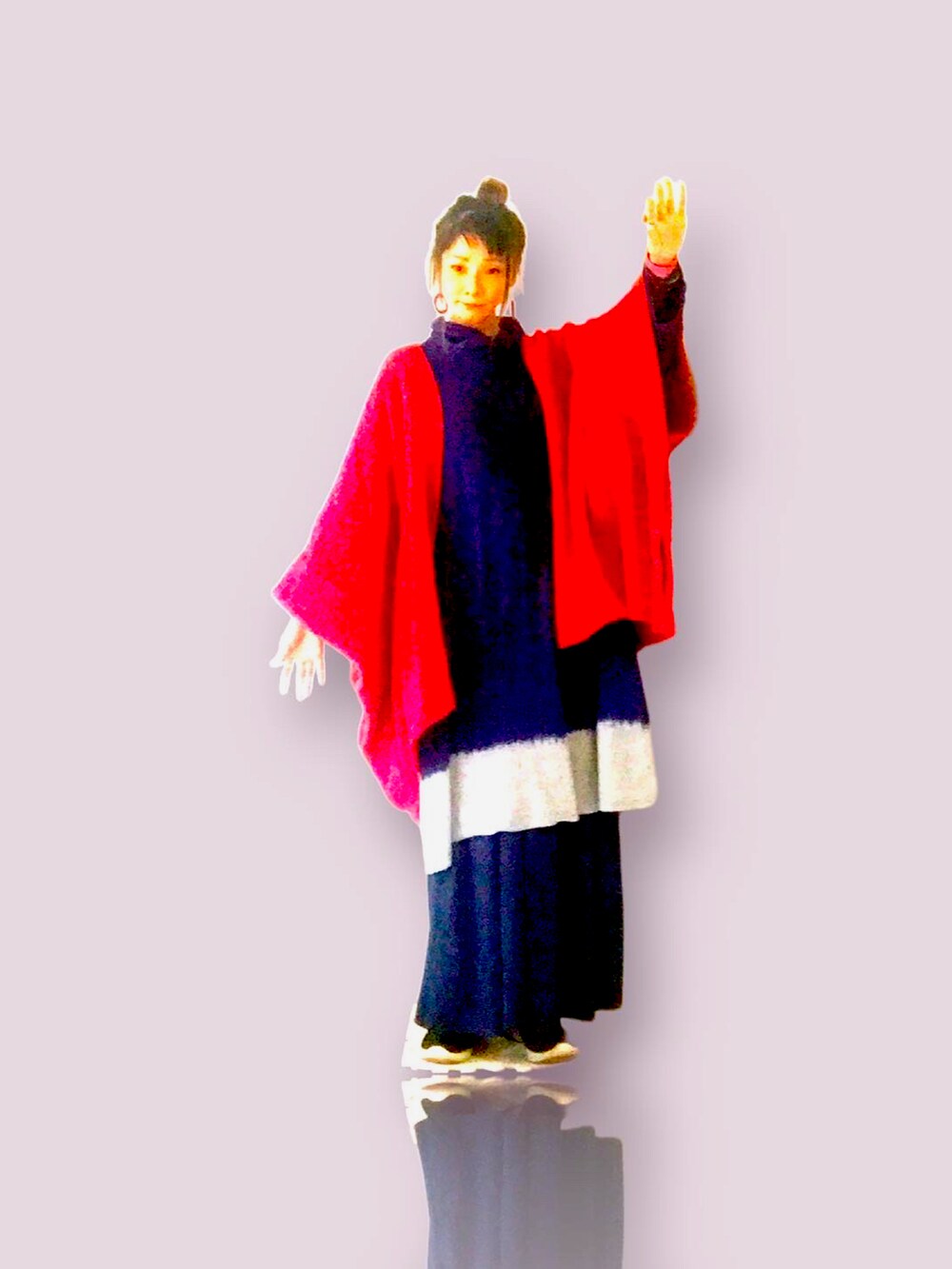 レッド系のジャケット/アウター、ブルー系のチュニック、ブルー系のその他パンツを着用したレディースの秋コーディネートの2枚目の写真