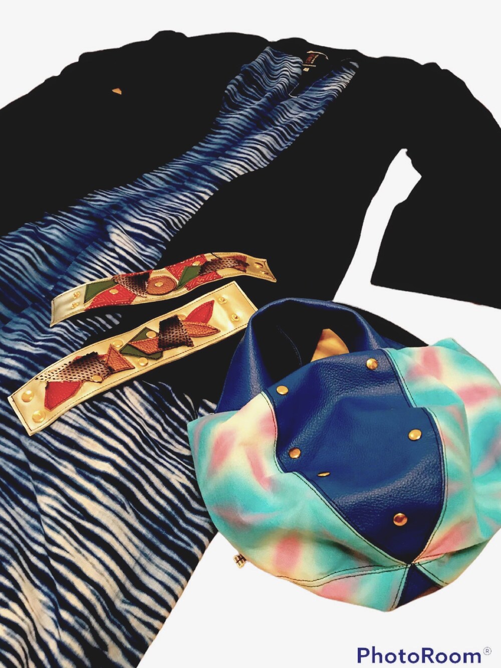 ブルー系のチュニック、ブルー系のハンドバッグ、ブルー系のその他パンツを着用したレディースの夏コーディネートの2枚目の写真