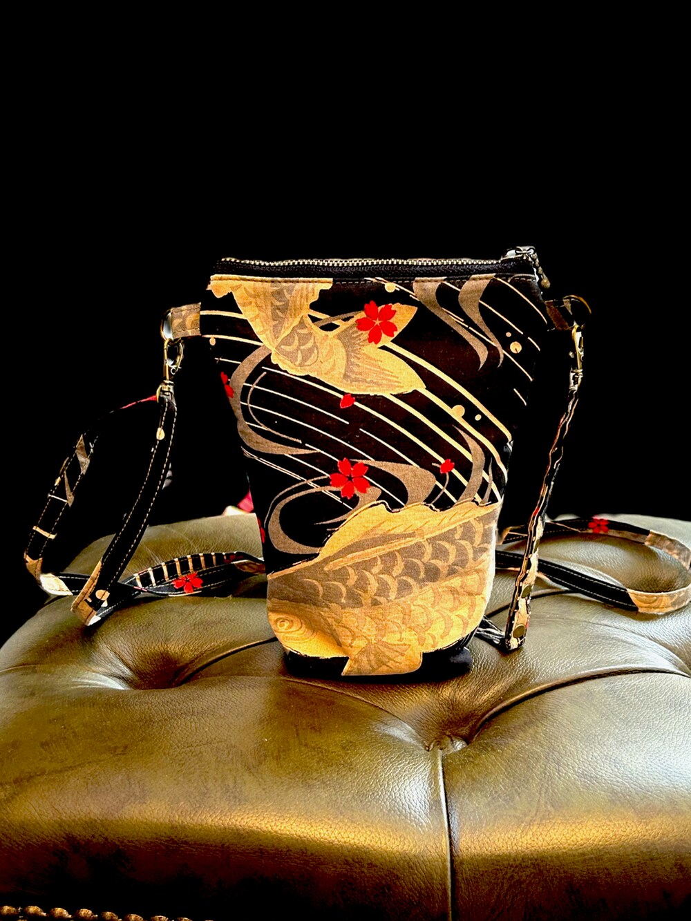 ブラック系のボディバッグ/ウエストポーチを着用したレディースの夏コーディネートの2枚目の写真