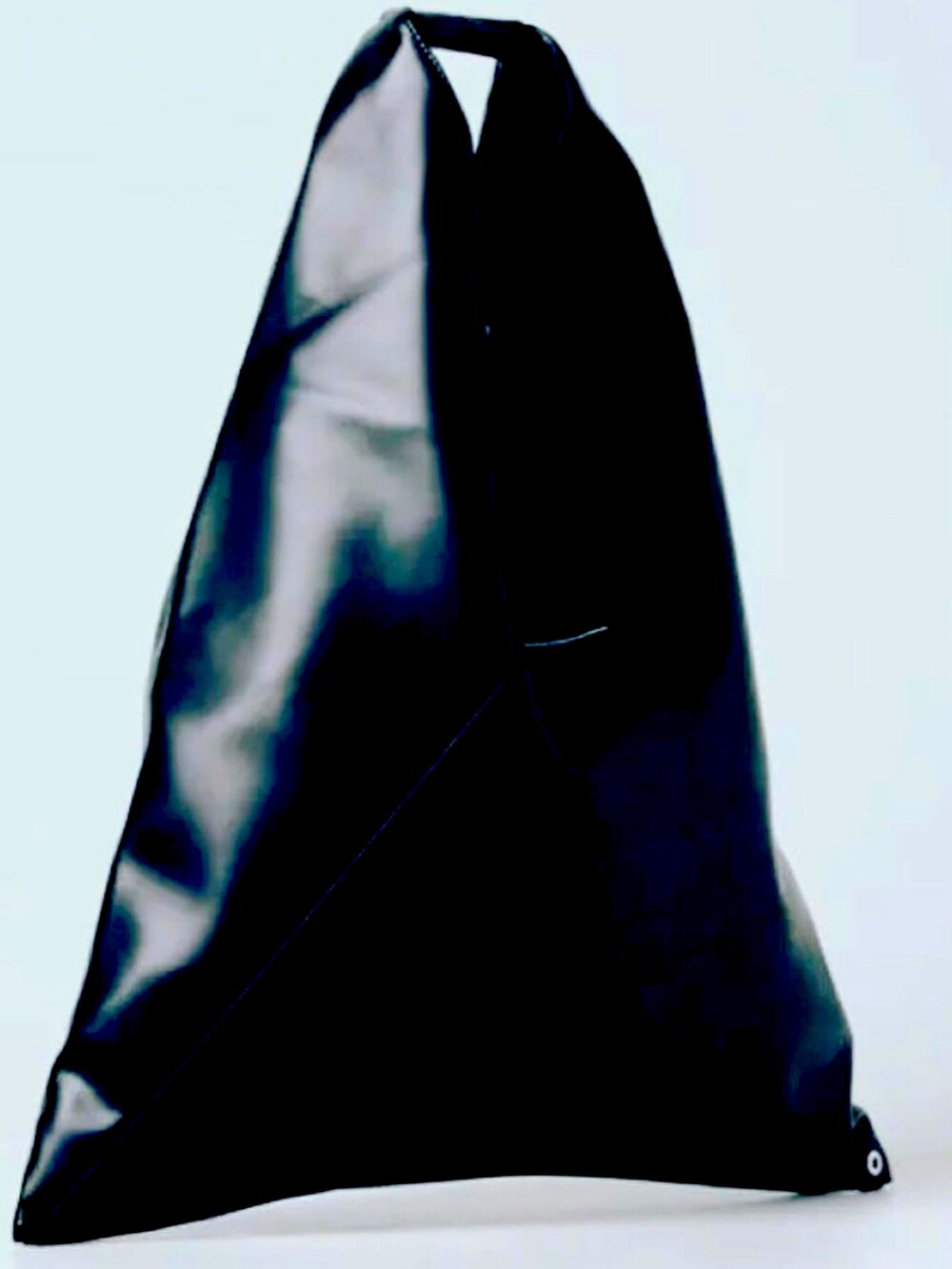 その他のバッグ、ブラック系のチュニックを着用したレディースの秋コーディネートの3枚目の写真