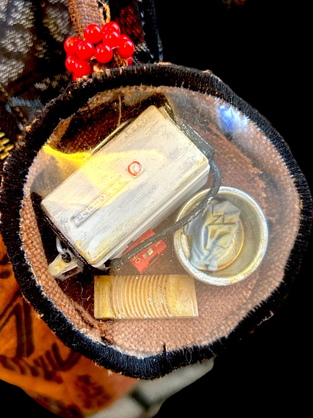 ブラウン系のボディバッグ/ウエストポーチを着用したレディースの夏コーディネートの3枚目の写真