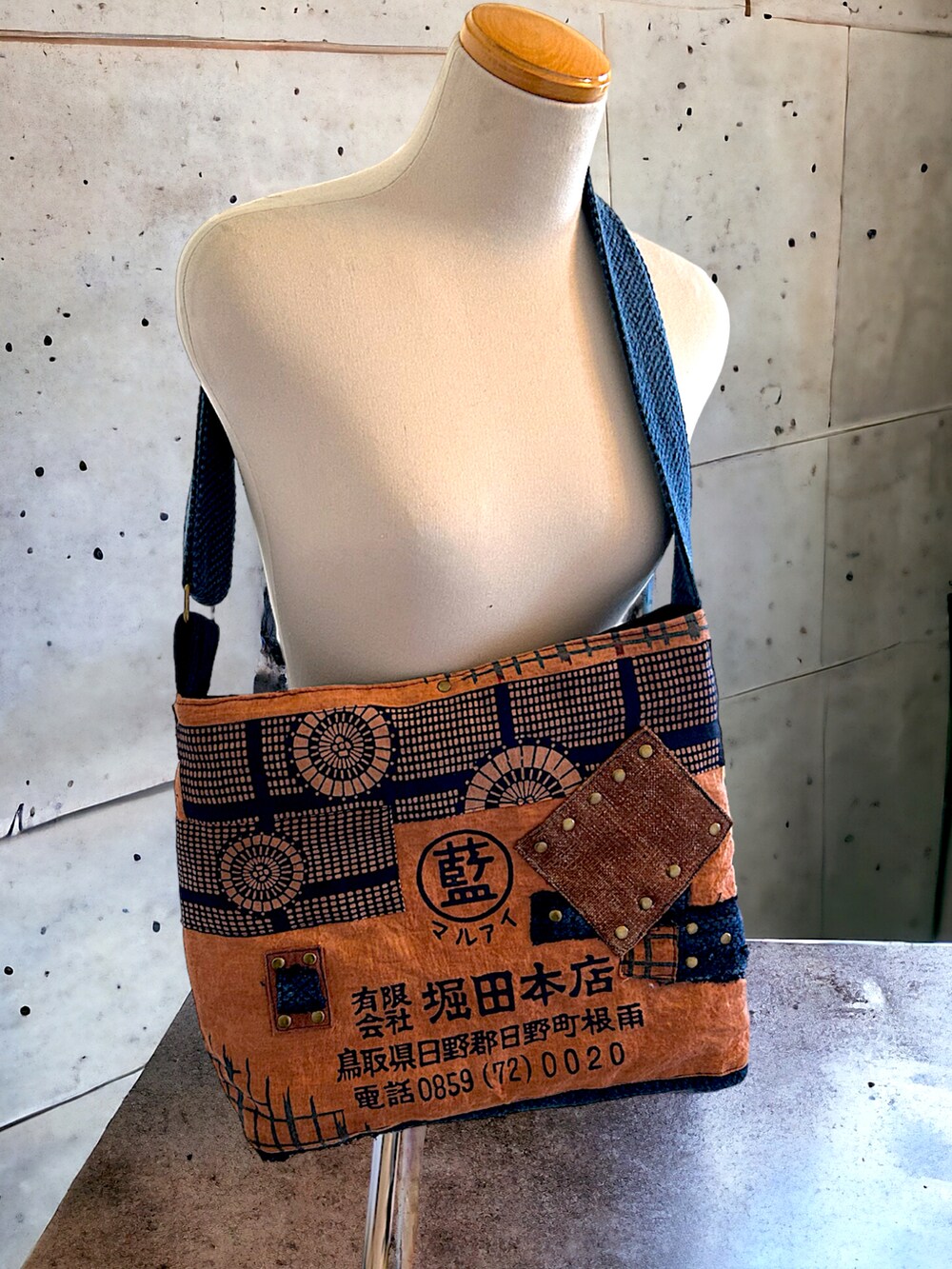 ブラウン系のショルダーバッグを着用したレディースの冬コーディネートの2枚目の写真