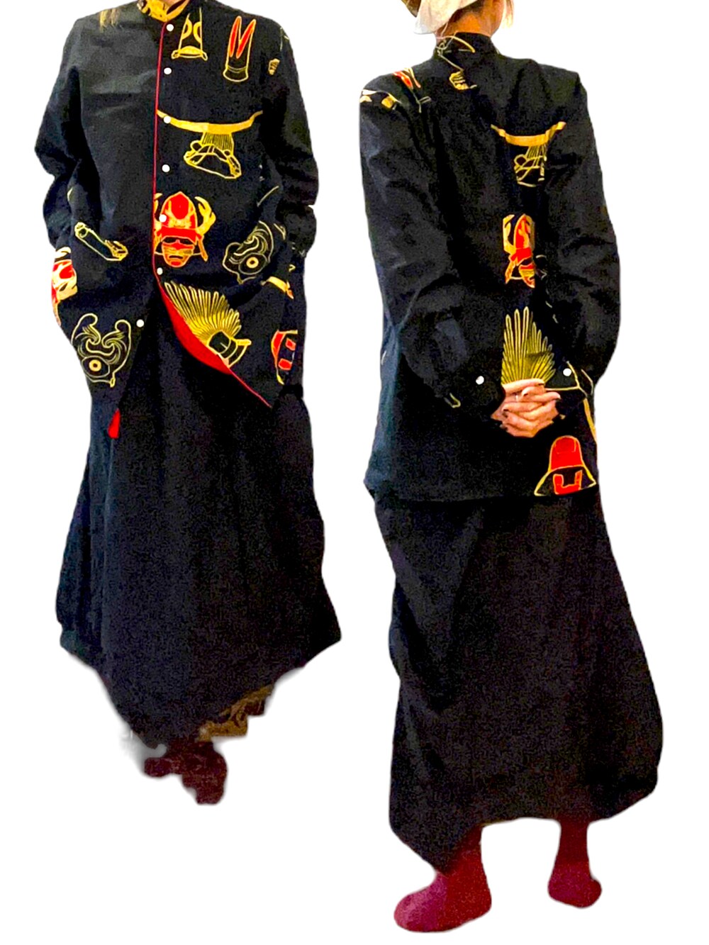 ブラック系のシャツ/ブラウスを着用したレディースの秋コーディネートの2枚目の写真