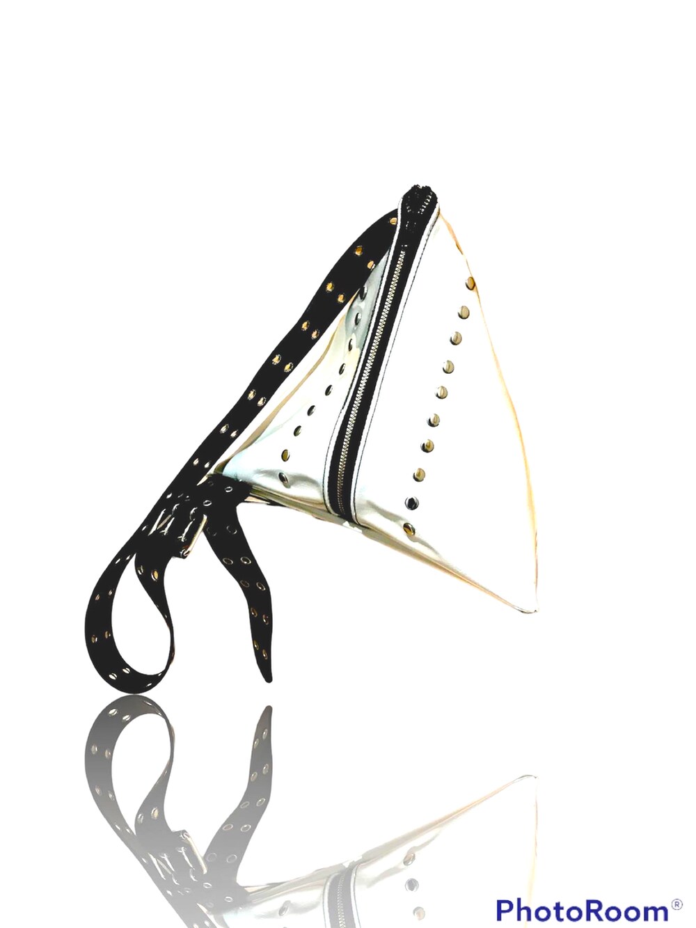 ブルー系のチュニック、ホワイト系のショルダーバッグ、レッド系のその他パンツを着用したレディースの夏コーディネートの4枚目の写真