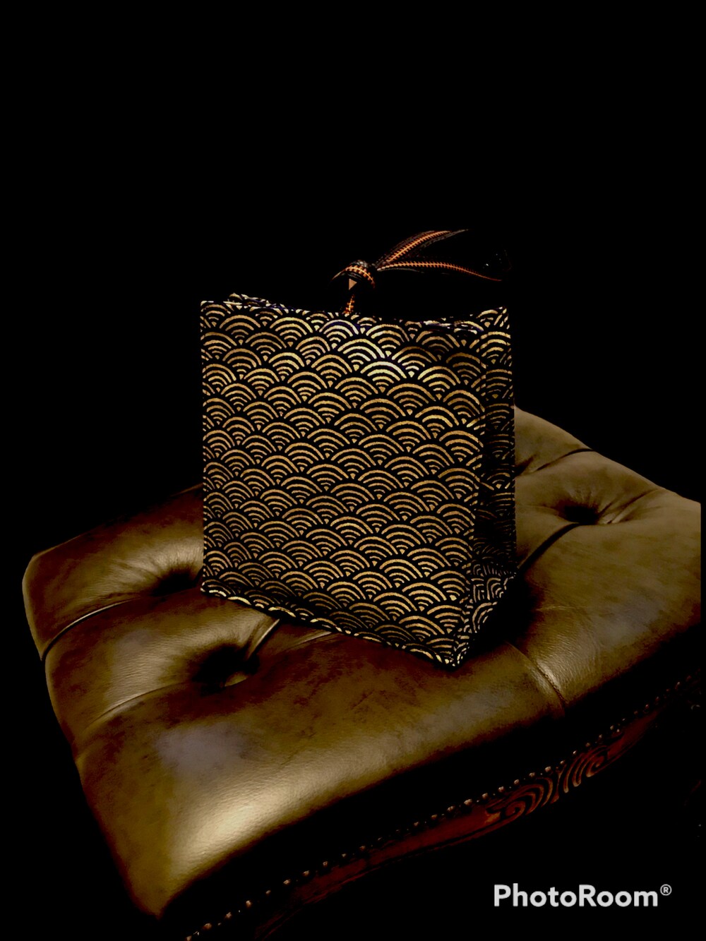 ブルー系のチュニック、ホワイト系のその他パンツ、ゴールド系のクラッチバッグを着用したレディースの夏コーディネートの3枚目の写真