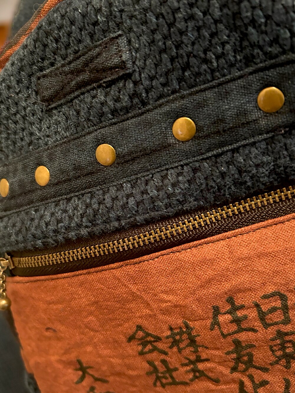 ブルー系のボディバッグ/ウエストポーチを着用したレディースの冬コーディネートの3枚目の写真