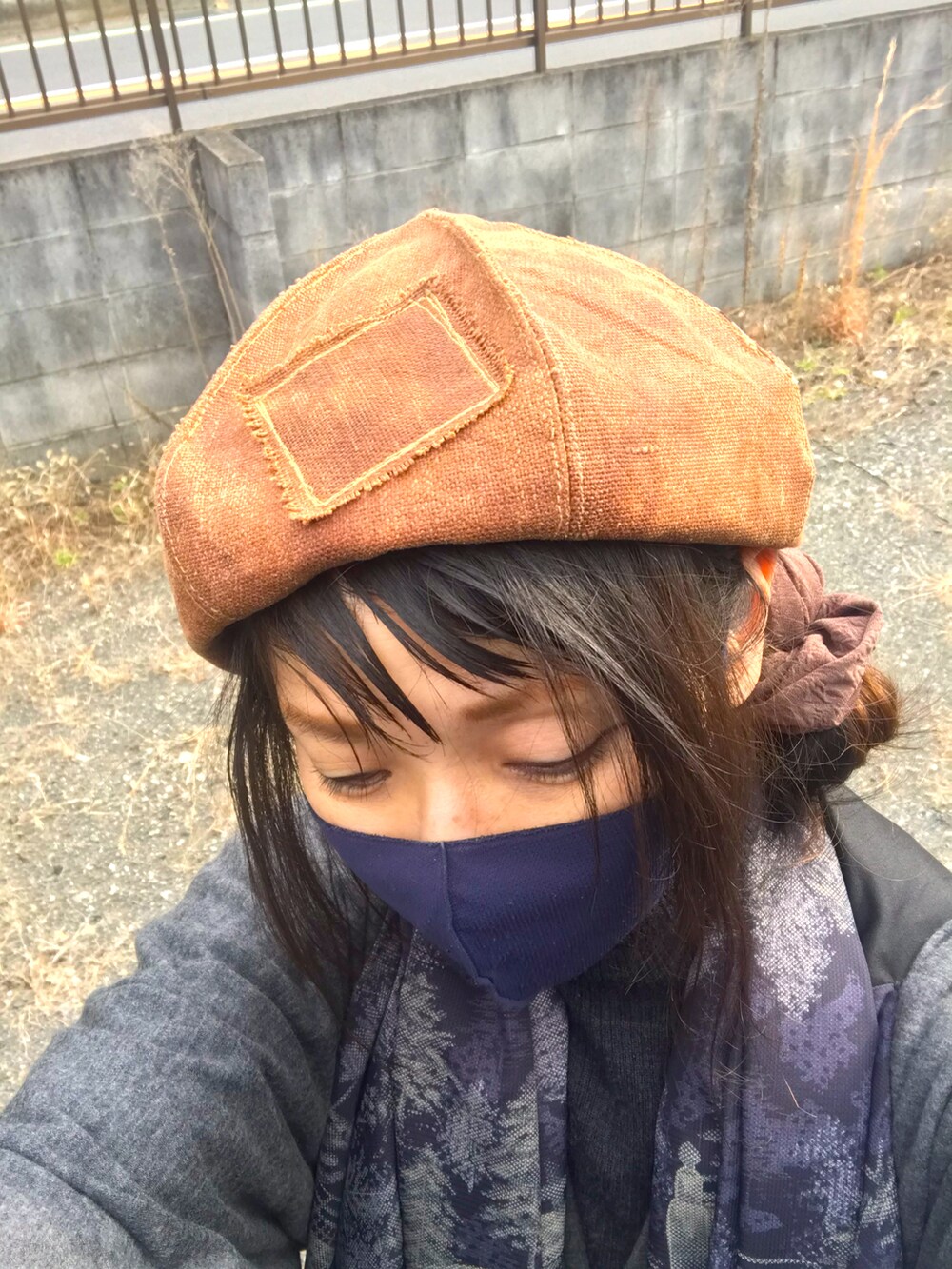 ブラック系のその他アウターを着用したレディースの冬コーディネートの3枚目の写真