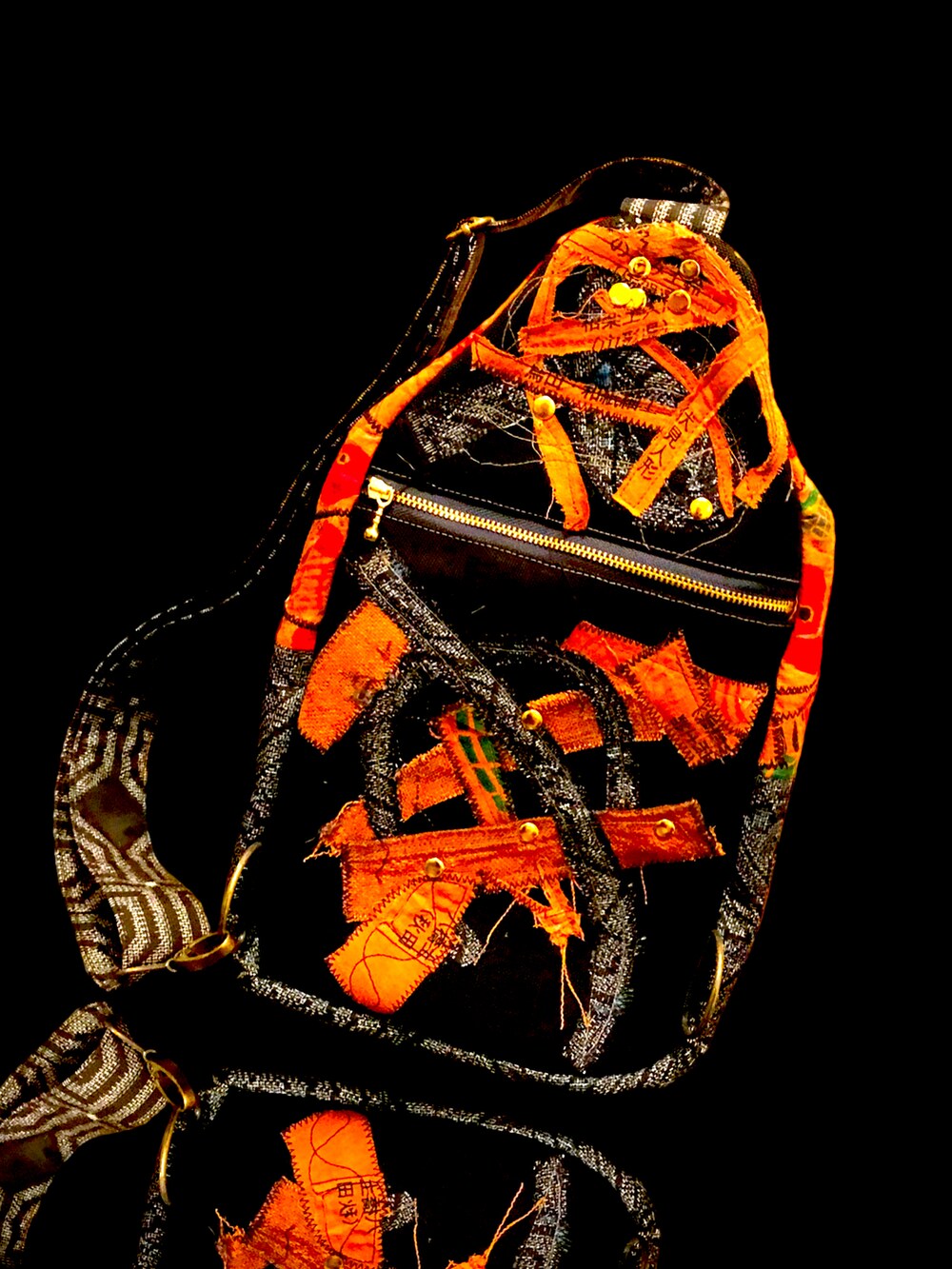 ブラウン系のボディバッグ/ウエストポーチを着用したレディースの夏コーディネートの2枚目の写真