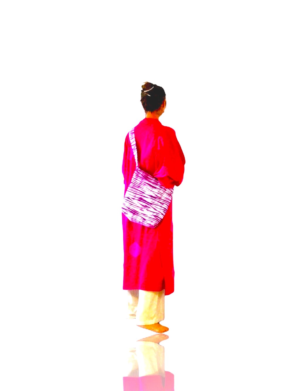 ピンク系のチュニック、ピンク系のショルダーバッグ、ホワイト系のその他パンツを着用したレディースの夏コーディネートの3枚目の写真