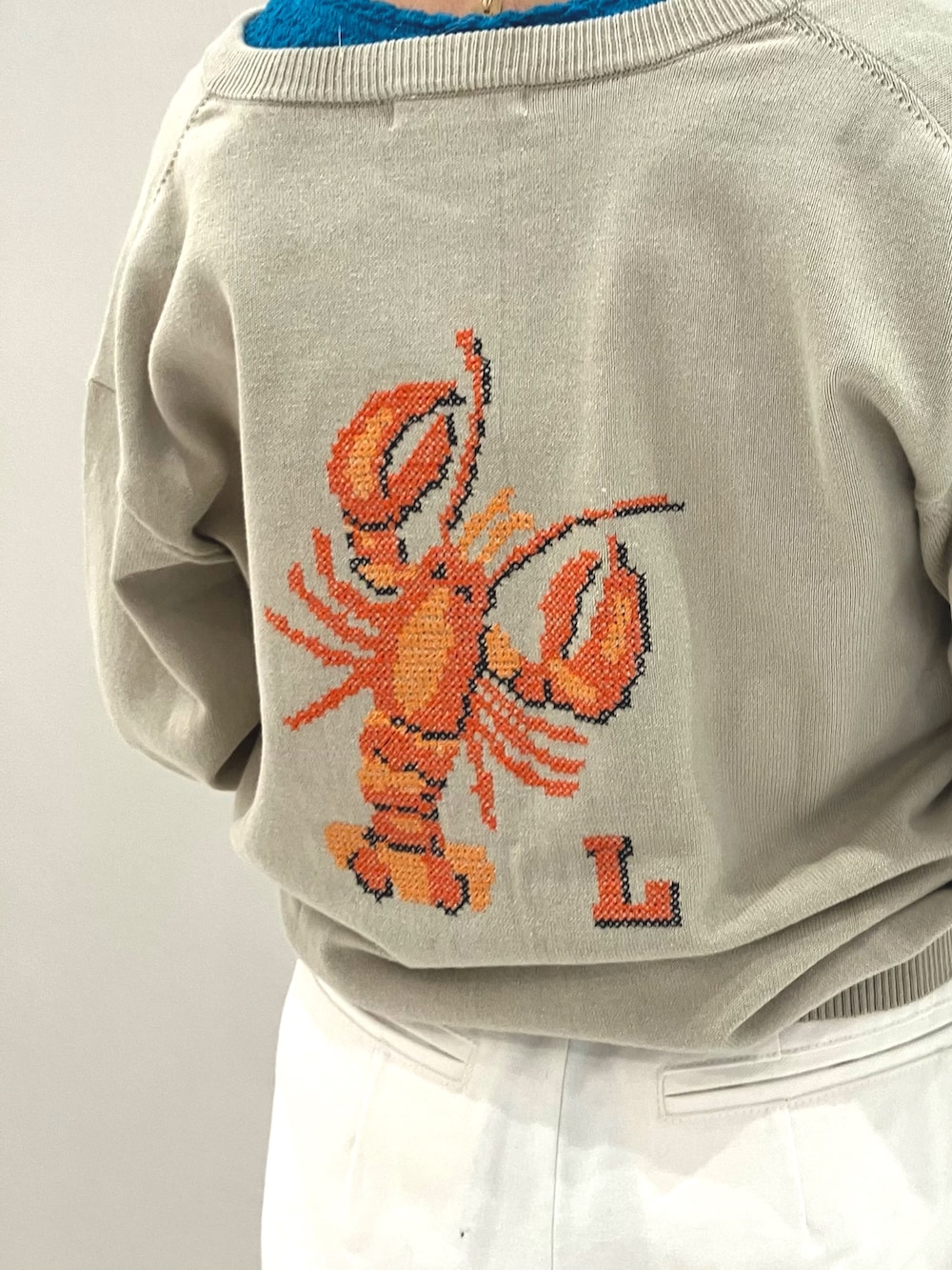 「カーディガン、カジュアル、刺繍、白パンツ、低身長、ノンブルアンペール、ロブスター、BBM、フィルデフェール」｜「NOMBRE IMPAIRの【予約】ロブスター刺繍　クルーネック7分袖カーデ（ニット/セーター、ベージュ系）」を使った、suu.さん（レディース・152cm）の春コーディネートの2枚目の写真