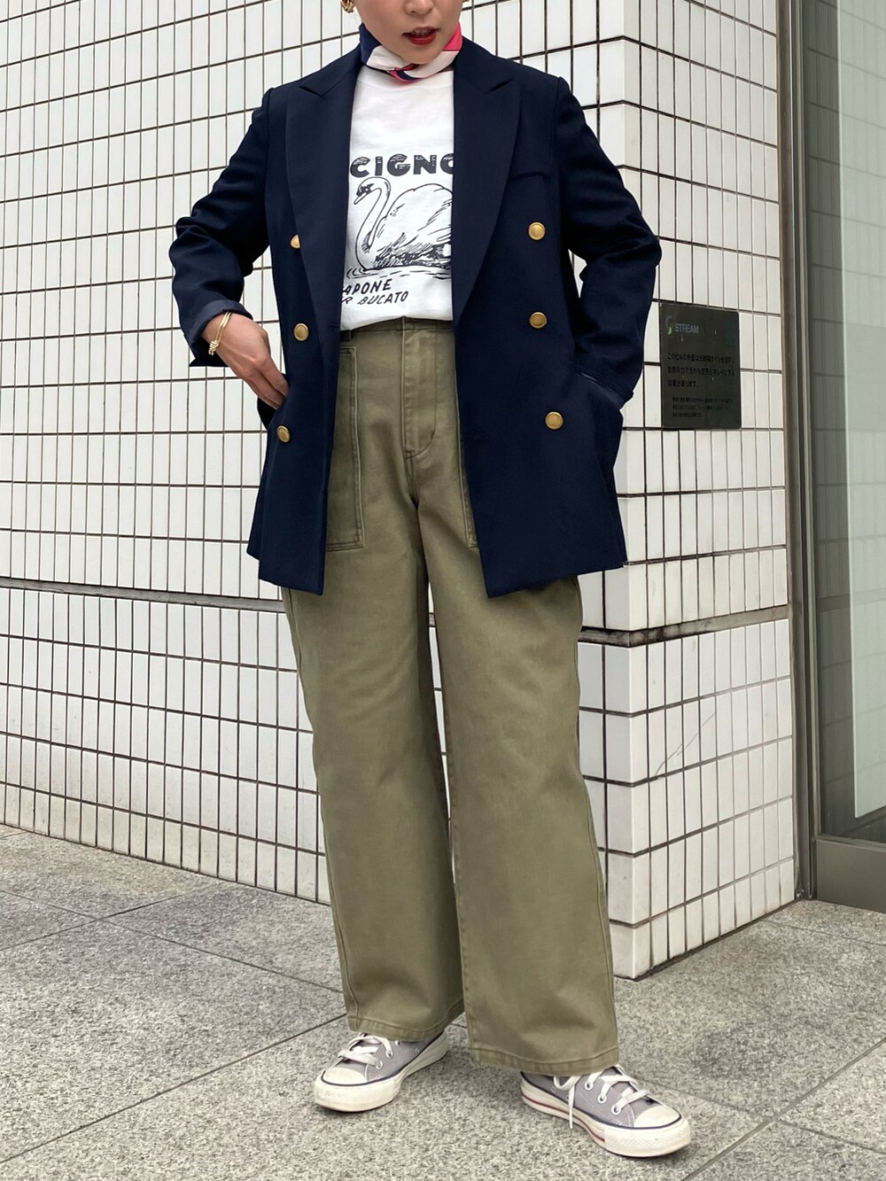 「ジャケット、紺ブレ、スカーフ、大人カジュアル、低身長、おでかけコーデ、ノンブルアンペール、スワン、オトナ女子、春服コーデ」｜「NOMBRE IMPAIRのTRギャバ　ダブルブレストジャケット（テーラードジャケット、ブルー系）」を使った、suu.さん（レディース・152cm）の春コーディネートの2枚目の写真