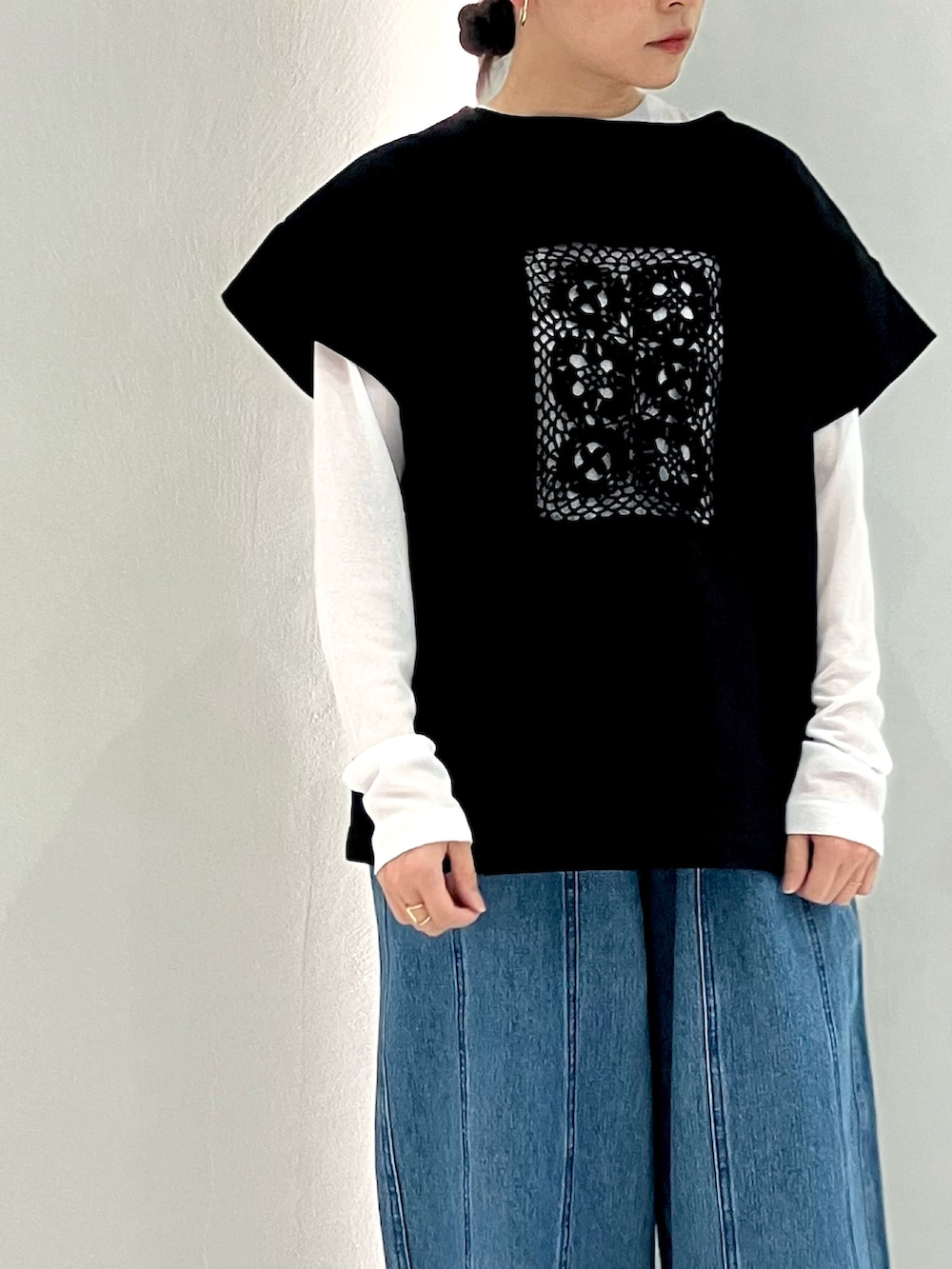 「Tシャツ、デイリー、大人カジュアル、デニムスタイル、低身長、ノンブルアンペール、フィルデフェール」｜「FIL DE FERの【予約】カギ針モチーフドッキング　ボートネックP/O（Tシャツ/カットソー、ブラック系）」を使った、suu.さん（レディース・152cm）の春コーディネートの2枚目の写真