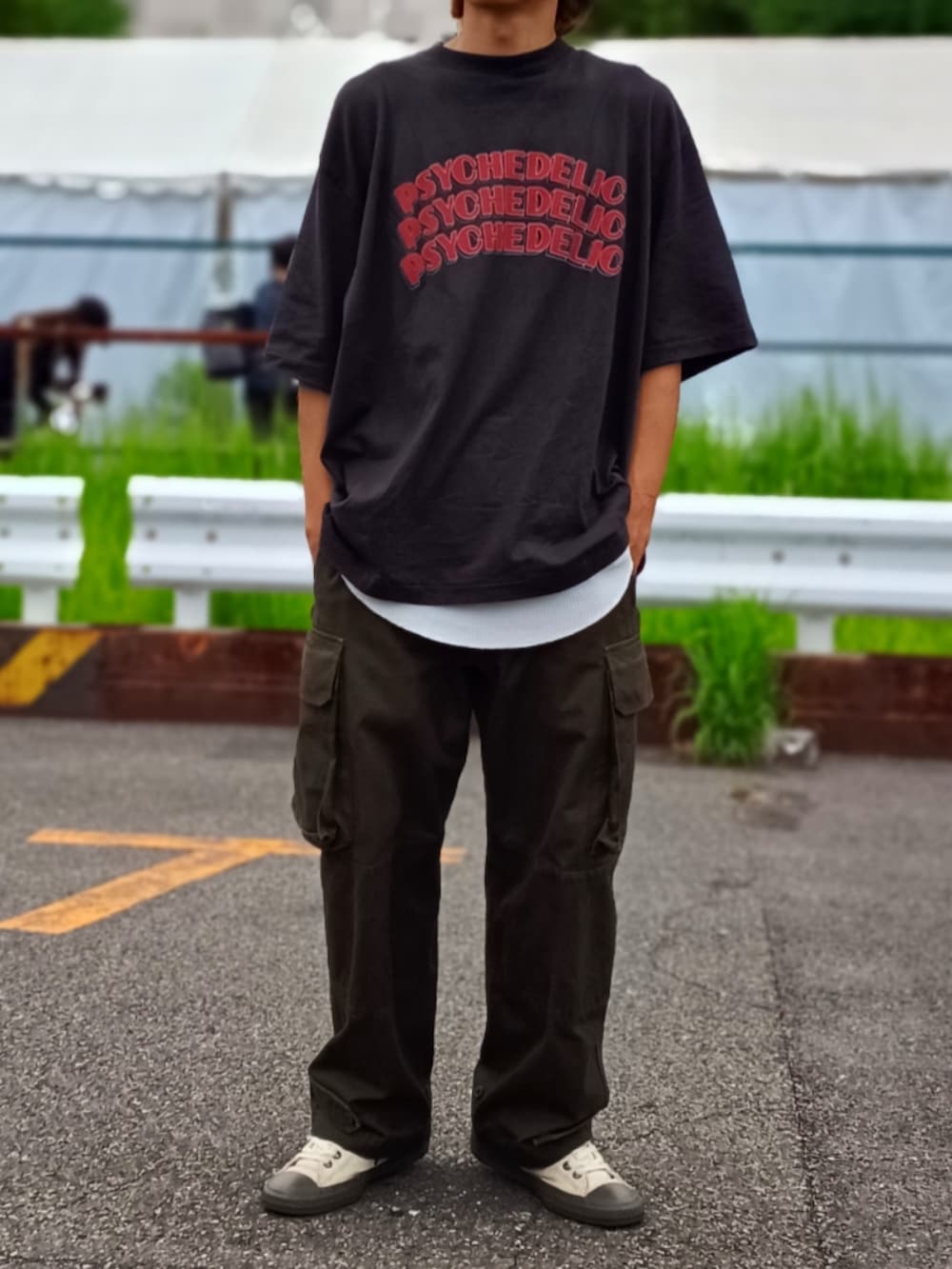 ブラック系のTシャツ/カットソー、ホワイト系のタンクトップ、グリーン系のカーゴパンツを着用したメンズの夏コーディネートの2枚目の写真